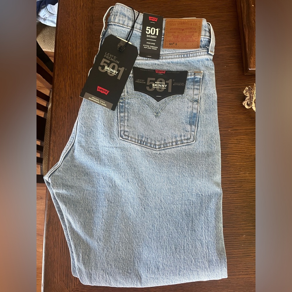 Women’s LEVI’S - never worn! High rise - size 31
